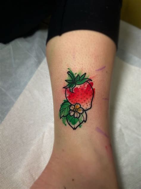 Tatuajes de fresas: diseños y significado